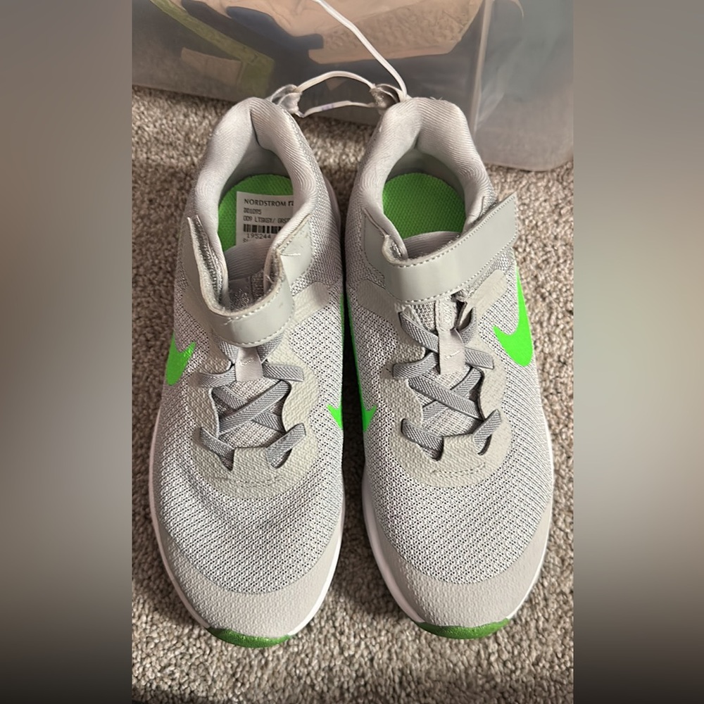 NWT Gray Nike Boy Tennis Shoes Sneakers Size 2.5Y Retail $95